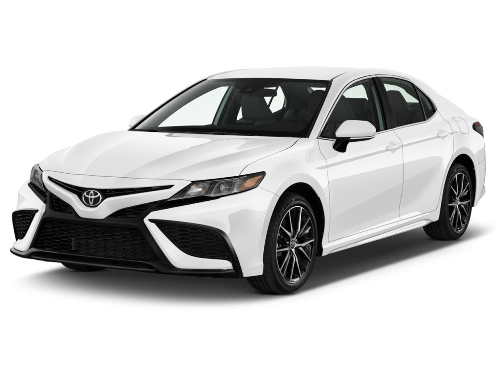 2023 Toyota Camry SE - vehículo de renta sobre fondo blanco