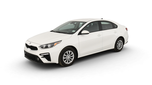 2021 Kia Forte LXS - vehículo de renta sobre fondo blanco