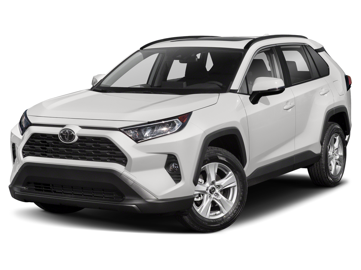 2021 Toyota RAV4 XLE - vehículo de renta sobre fondo blanco
