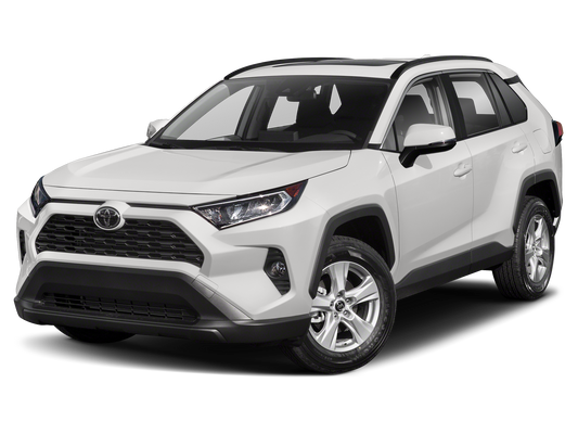 2021 Toyota RAV4 XLE - vehículo de renta sobre fondo blanco